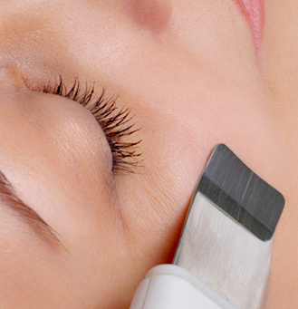 Esthiology brush on a woman's face